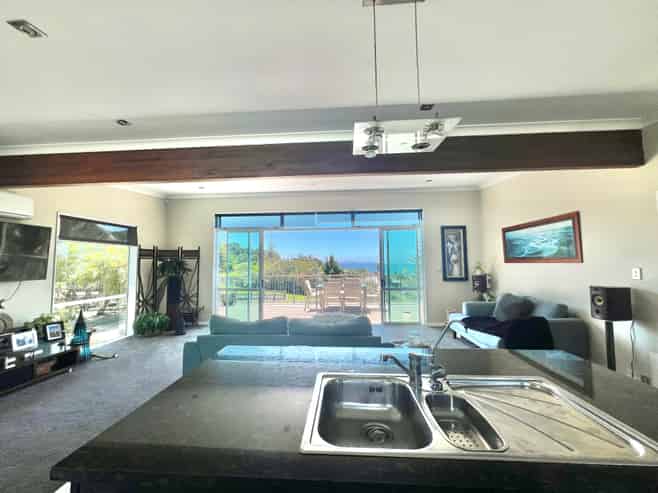 8 Ocean View Road, Cable Bay