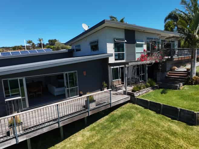 8 Ocean View Road, Cable Bay
