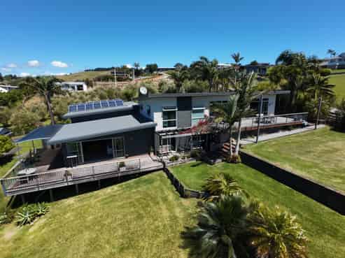 8 Ocean View Road, Cable Bay