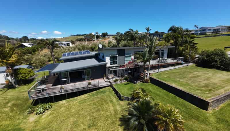 8 Ocean View Road, Cable Bay