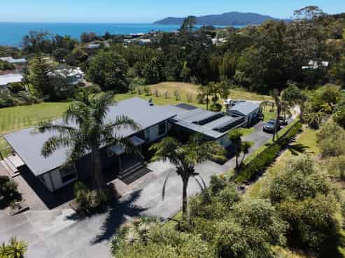 8 Ocean View Road, Cable Bay