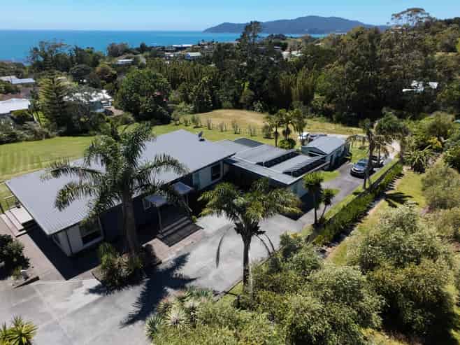 8 Ocean View Road, Cable Bay