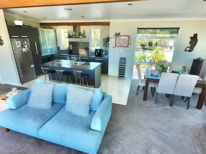 8 Ocean View Road, Cable Bay