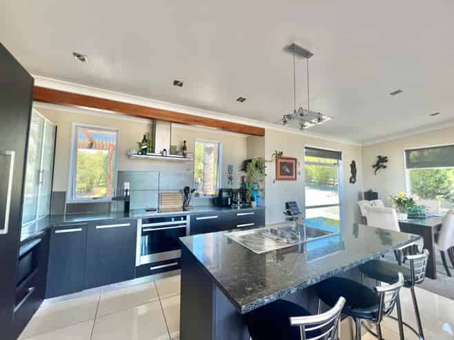 8 Ocean View Road, Cable Bay