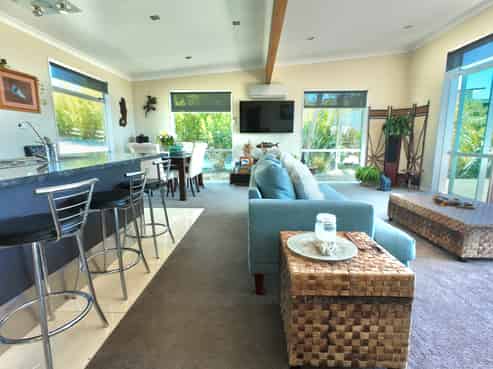 8 Ocean View Road, Cable Bay