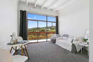 1/17 Wrights Hill Road, Karori