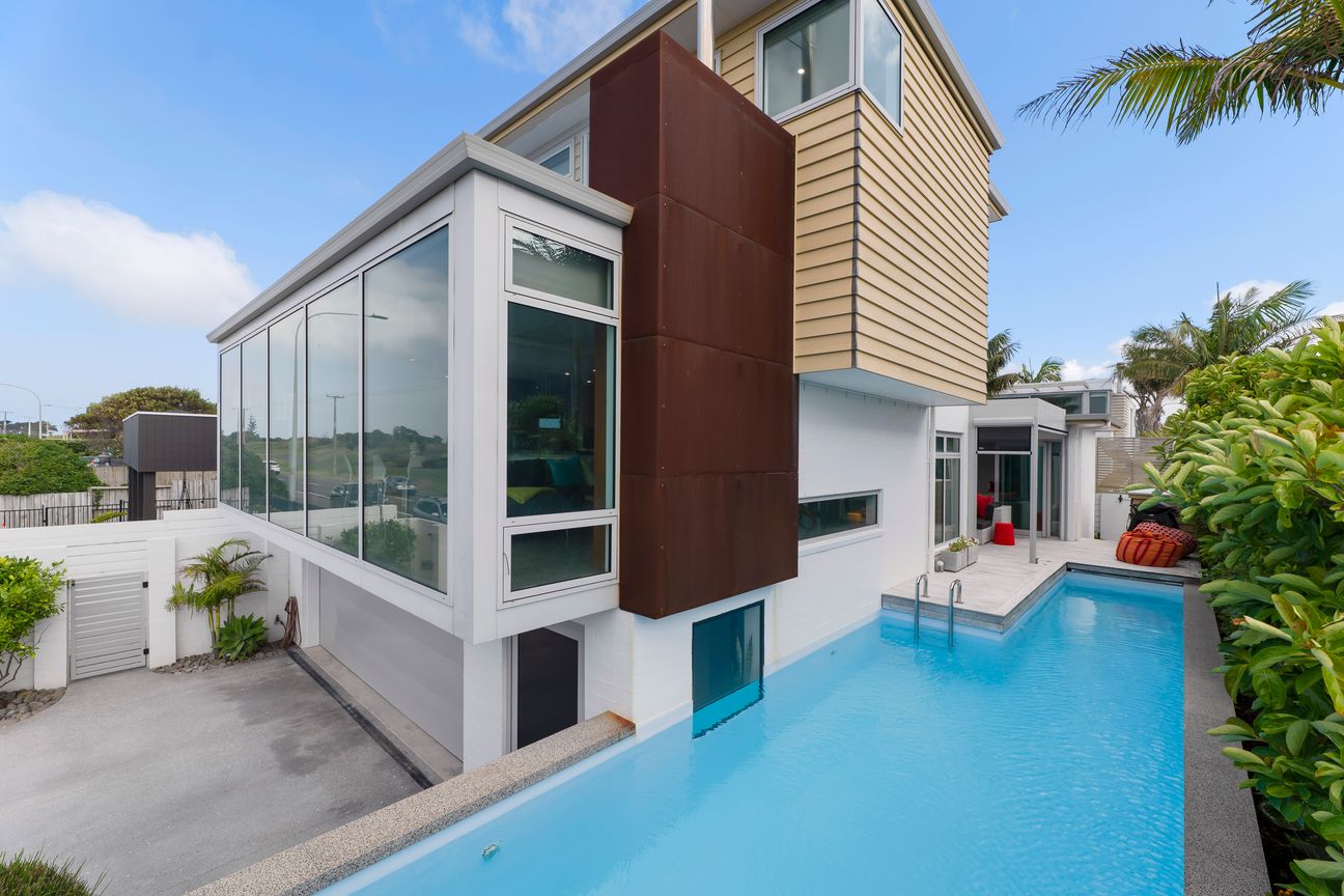 Owners Ready to Sell – Award-Winning Architectural Home - Więcej