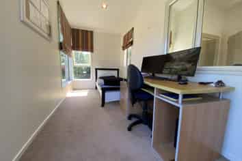 76 Heretaunga Square , Silverstream