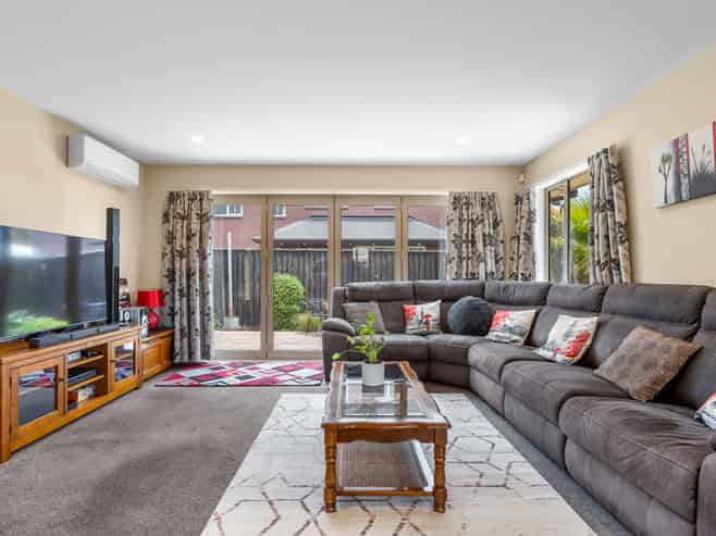 7 Strathmore Gardens, Burwood