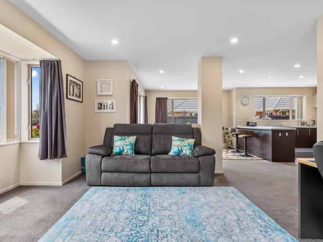 7 Strathmore Gardens, Burwood