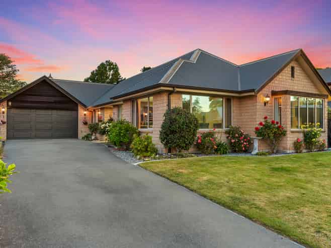 7 Strathmore Gardens, Burwood