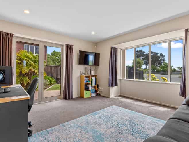 7 Strathmore Gardens, Burwood