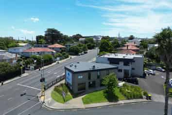 Corner site high exposure Milford office