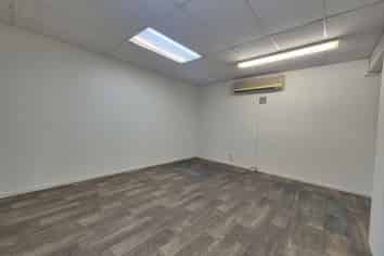 Corner site high exposure Milford office