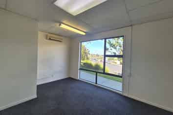 Corner site high exposure Milford office