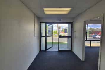 Corner site high exposure Milford office