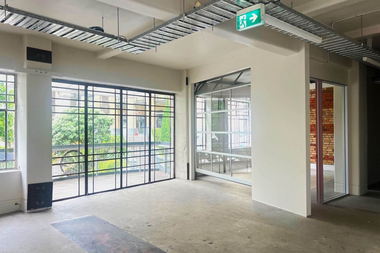 CHARMING HIGH STREET PROPERTY - Veduta 2
