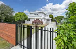 1008 Frederick Street West, Mahora