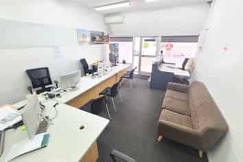 55M² RETAIL/OFFICE SPACE ON GREAT SOUTH ROAD
