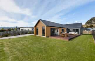 3 Pepperwood Green, Albert Town