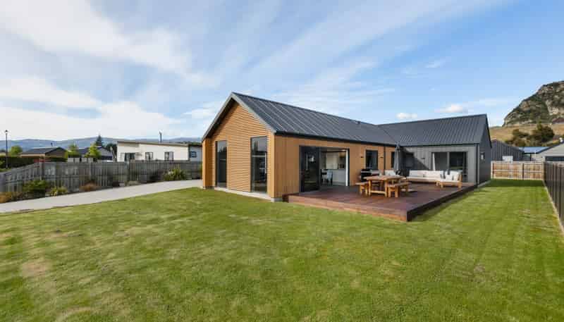 3 Pepperwood Green, Albert Town