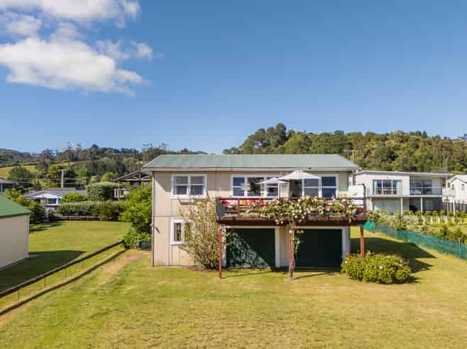 44 Marine Parade, Cooks Beach