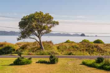 44 Marine Parade, Cooks Beach