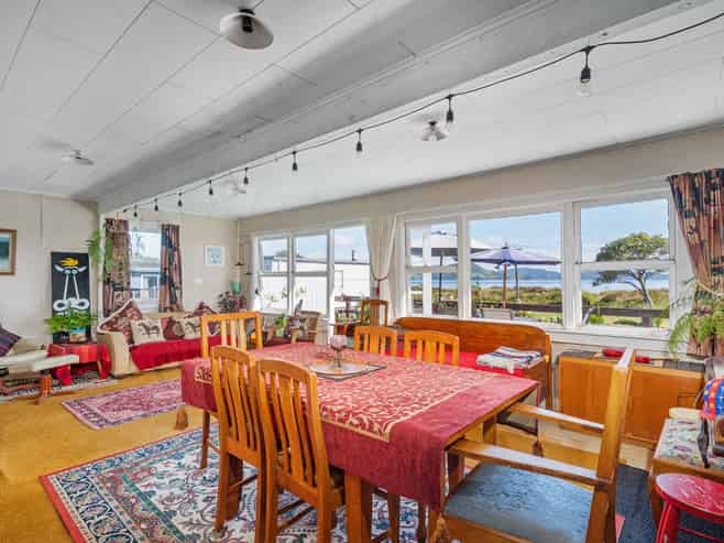 44 Marine Parade, Cooks Beach