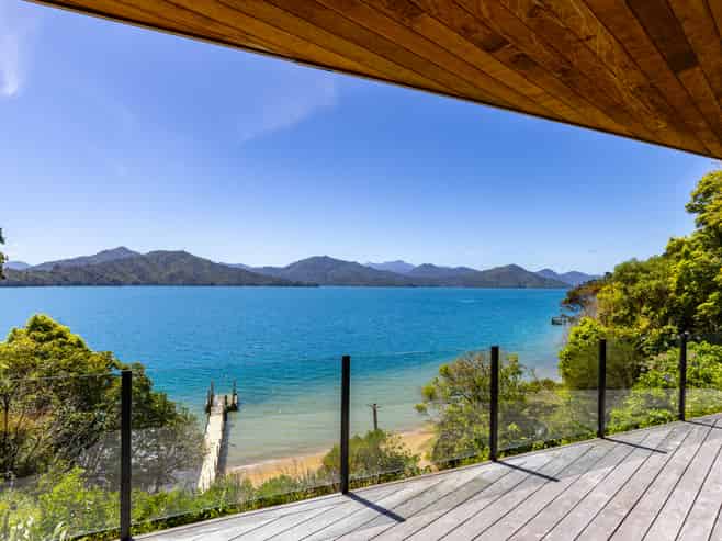 2721 Queen Charlotte Drive Grove Arm, Picton