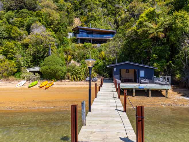 2721 Queen Charlotte Drive Grove Arm, Picton