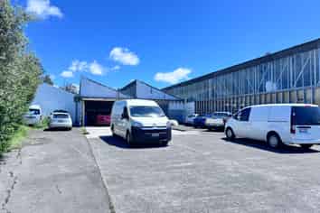 Prime Warehouse in centre New Lynn