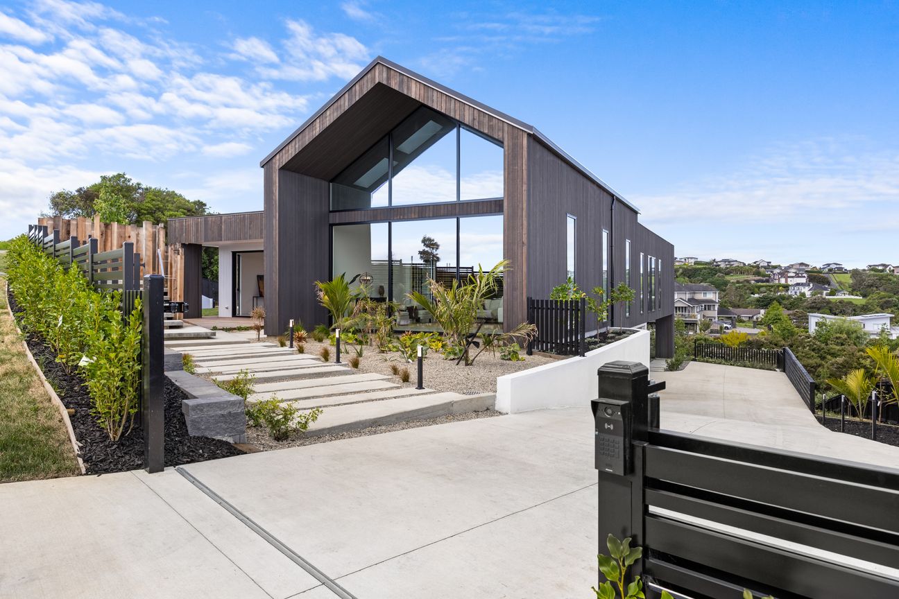 Architectural Brilliance Meets Bespoke Luxury - Więcej