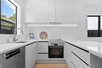 7/18 Albert Road, Kelston