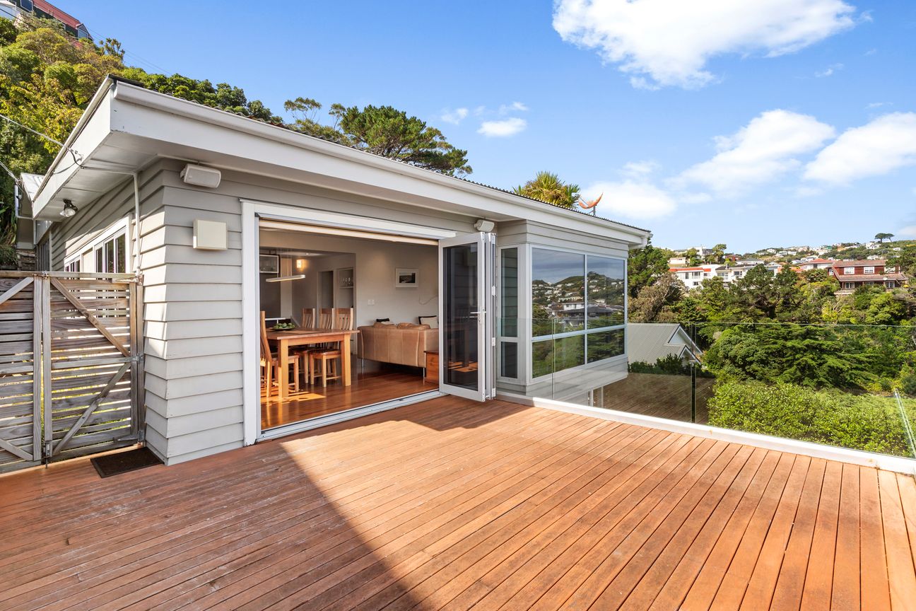 SUNNY FAMILY HOME WITH EXCEPTIONAL VIEWS - Plus