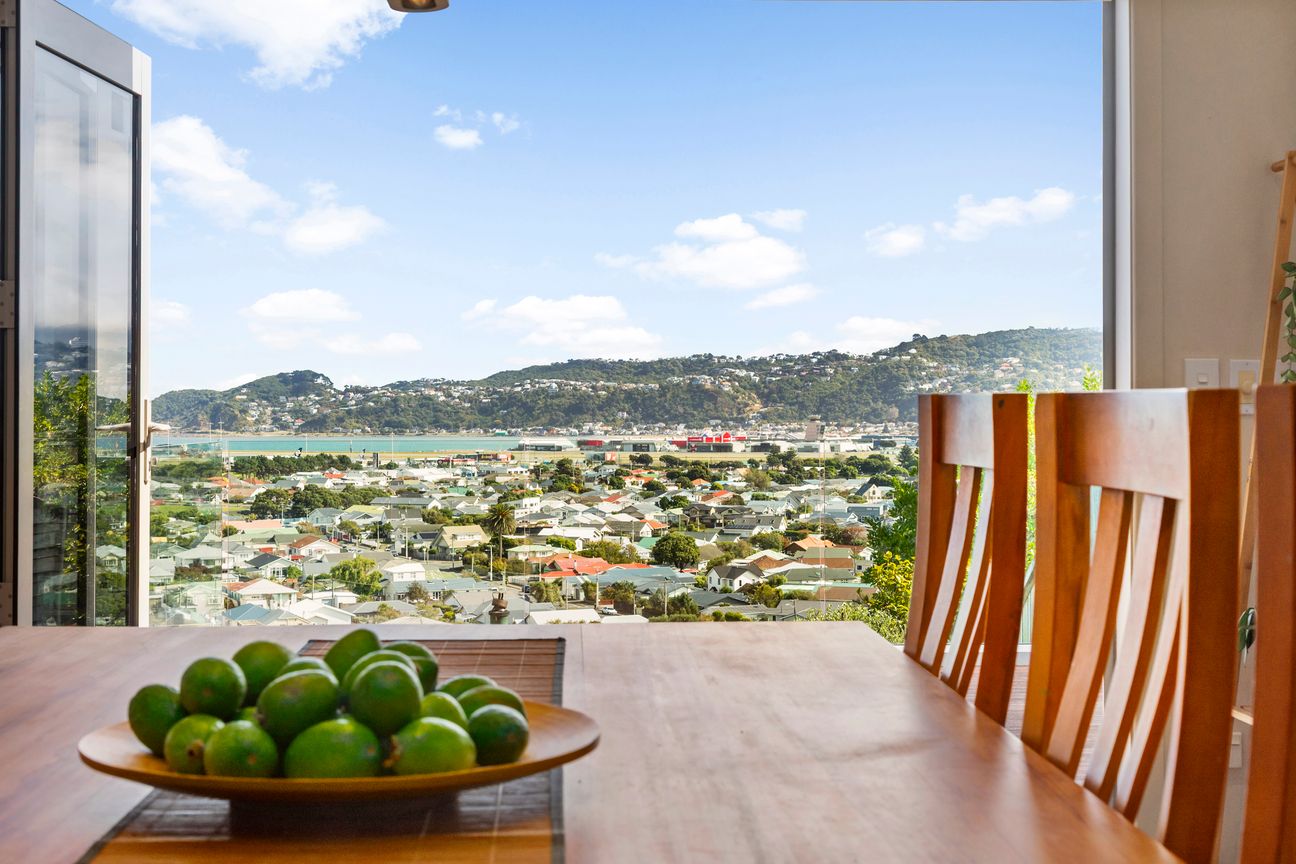 SUNNY FAMILY HOME WITH EXCEPTIONAL VIEWS - Vue 3