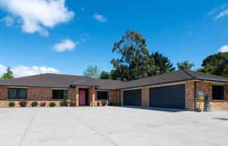 9 Ascot Vale, Tikitere