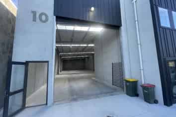 High-quality tilt slab freehold opportunity