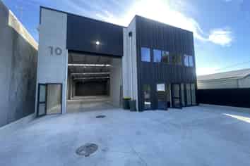 High-quality tilt slab freehold opportunity