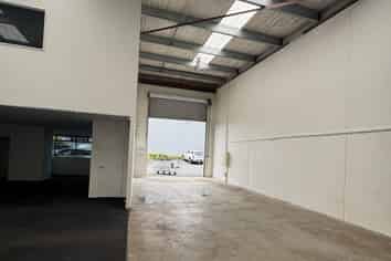 MODERN 225M², REFURBISHED & READY FOR OCCUPATION
