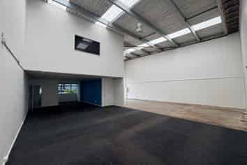 MODERN 225M², REFURBISHED & READY FOR OCCUPATION
