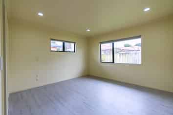 16 Cyclamen Road, Mangere