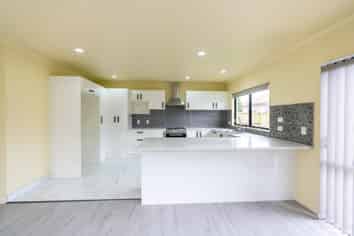 16 Cyclamen Road, Mangere