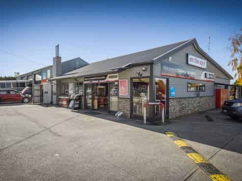 Springfield Service Centre – Business + Freehold!