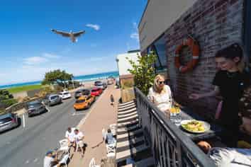 Café & Bar – Premium Location – $400k+ Returns