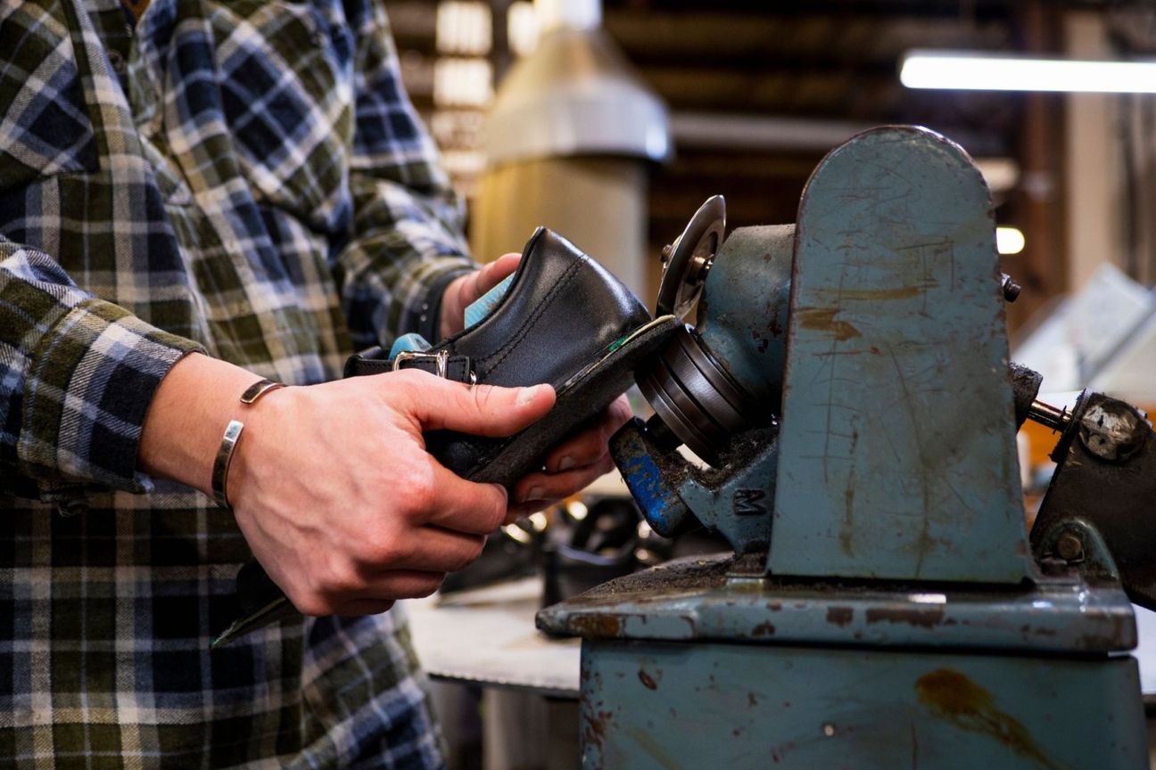 McKinlay’s Footwear – Dunedin (Established 1879) - Meer