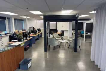 STUNNING ROAD FRONT WAREHOUSE
