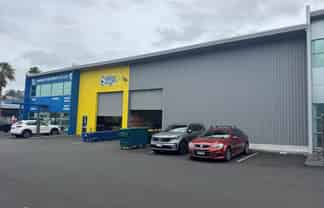 STUNNING ROAD FRONT WAREHOUSE
