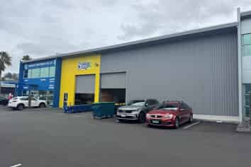 STUNNING ROAD FRONT WAREHOUSE
