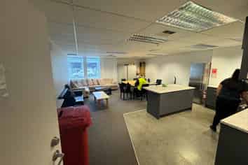 STUNNING ROAD FRONT WAREHOUSE
