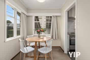 12 Cotswold Crescent, Newlands